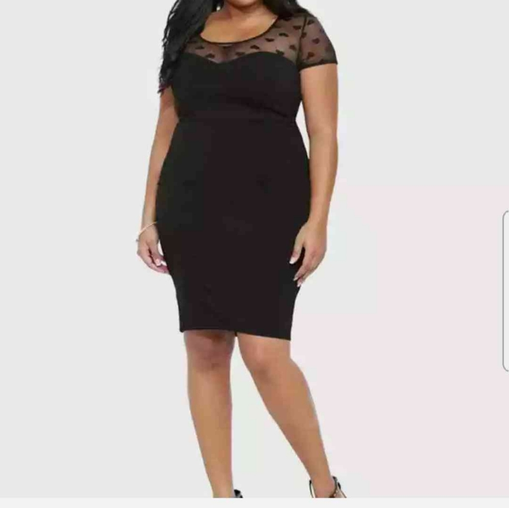 TORRID BLACK ILLUSION MESH LACE NECKLINE SPOTTED WITH HEARTS. SIZE 22